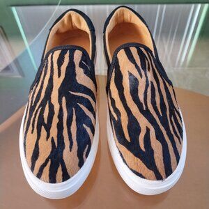NWOB UGG slip-on shoes